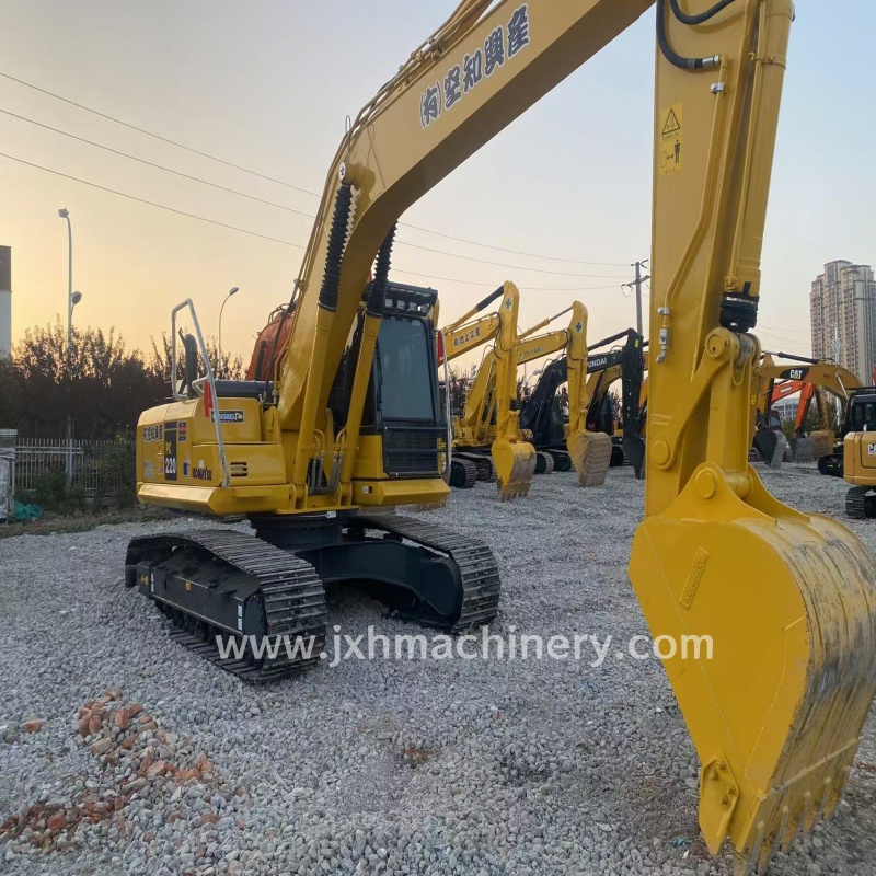 Komatsu PC220 Crawler Excavator - Image 2