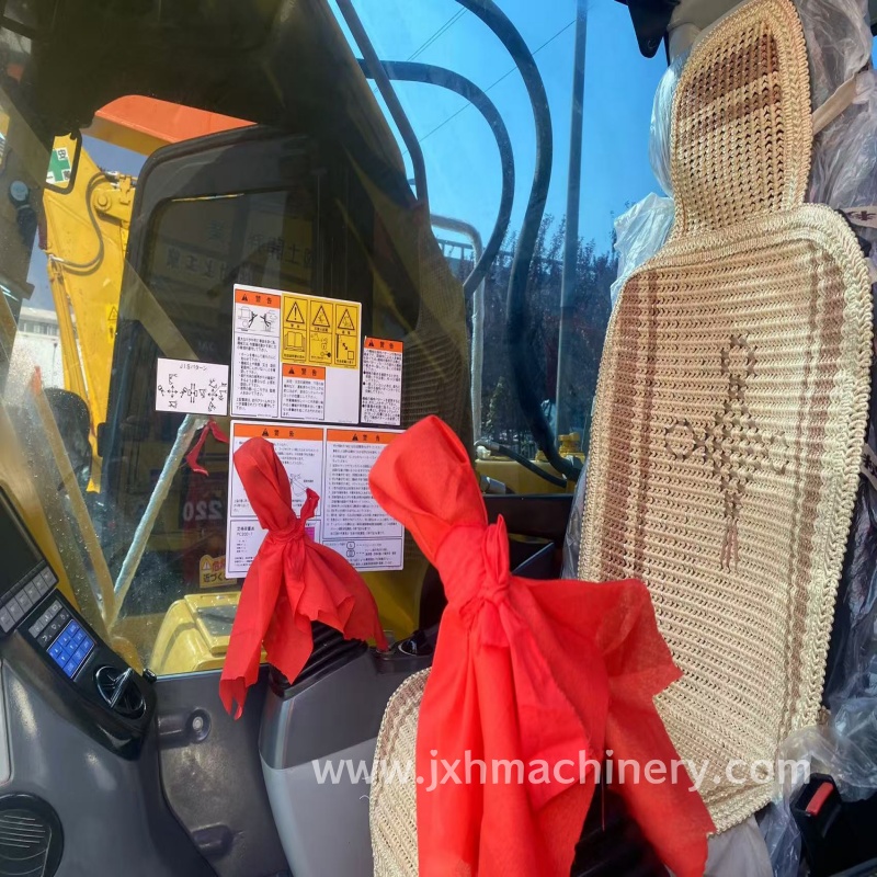 Komatsu PC220 Crawler Excavator - Image 4