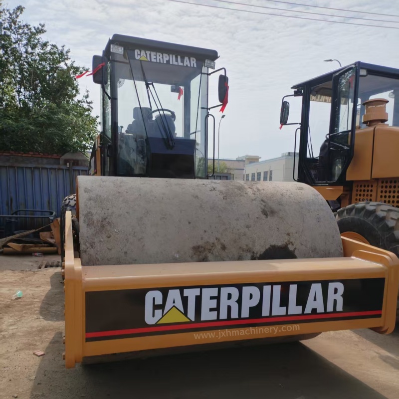 Caterpillar CS-683E Road Roller - Image 2