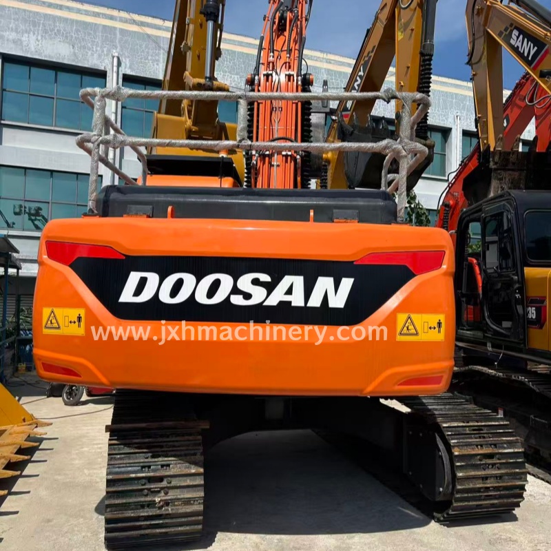 Doosan 225LCA Crawler Excavator - Image 4