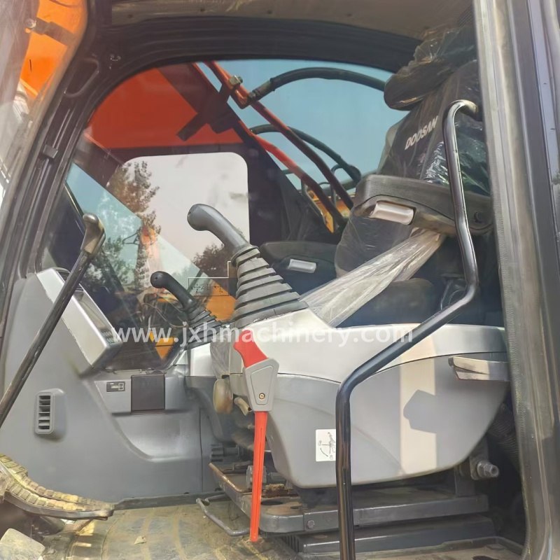 Doosan DX300-9 Crawler Excavator - Image 4