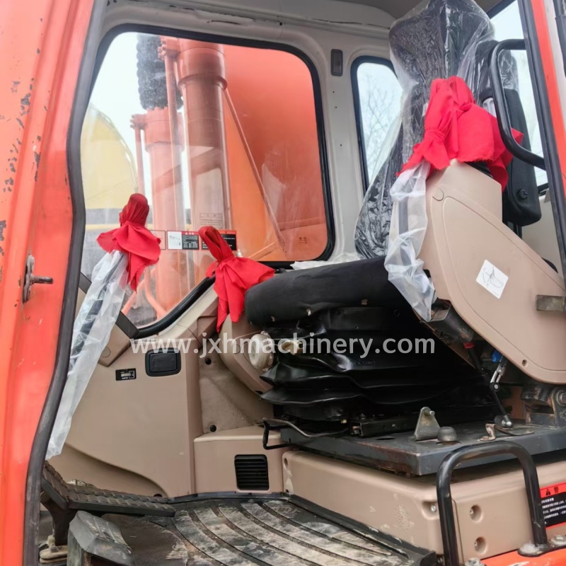 Doosan DH225-7 Crawler Excavator - Image 4