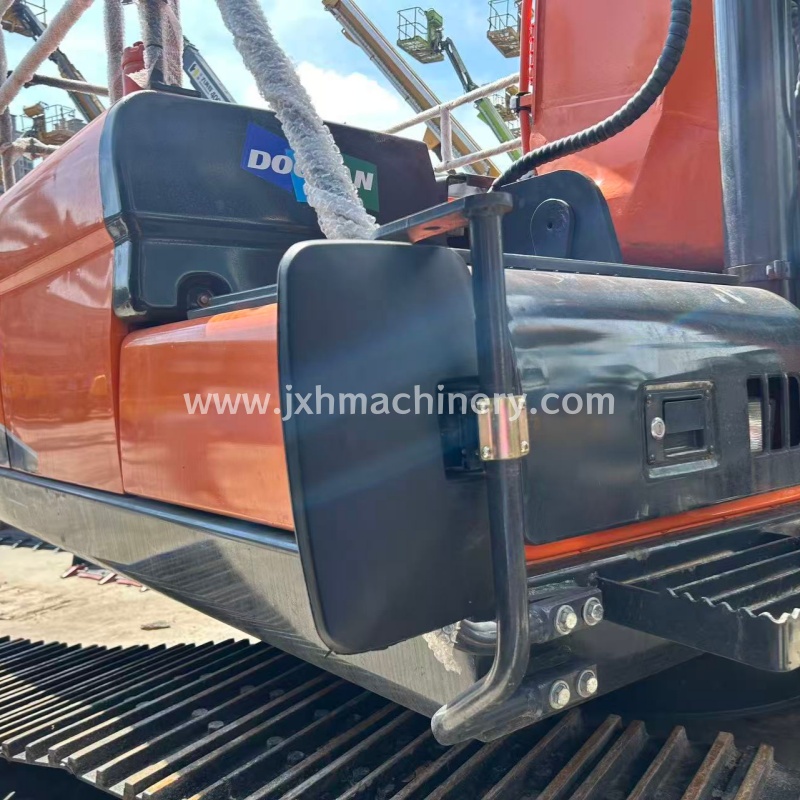Doosan 225LCA Crawler Excavator - Image 3
