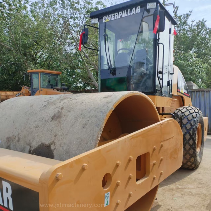 Caterpillar CS-683E Road Roller - Image 3