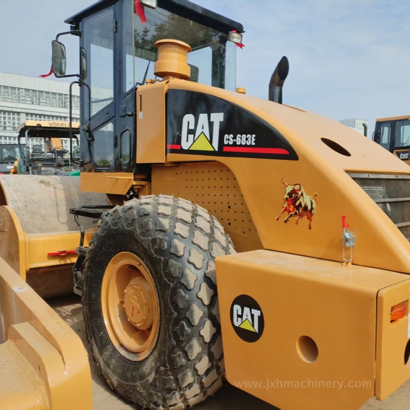 Caterpillar CS-683E Road Roller - Image 4