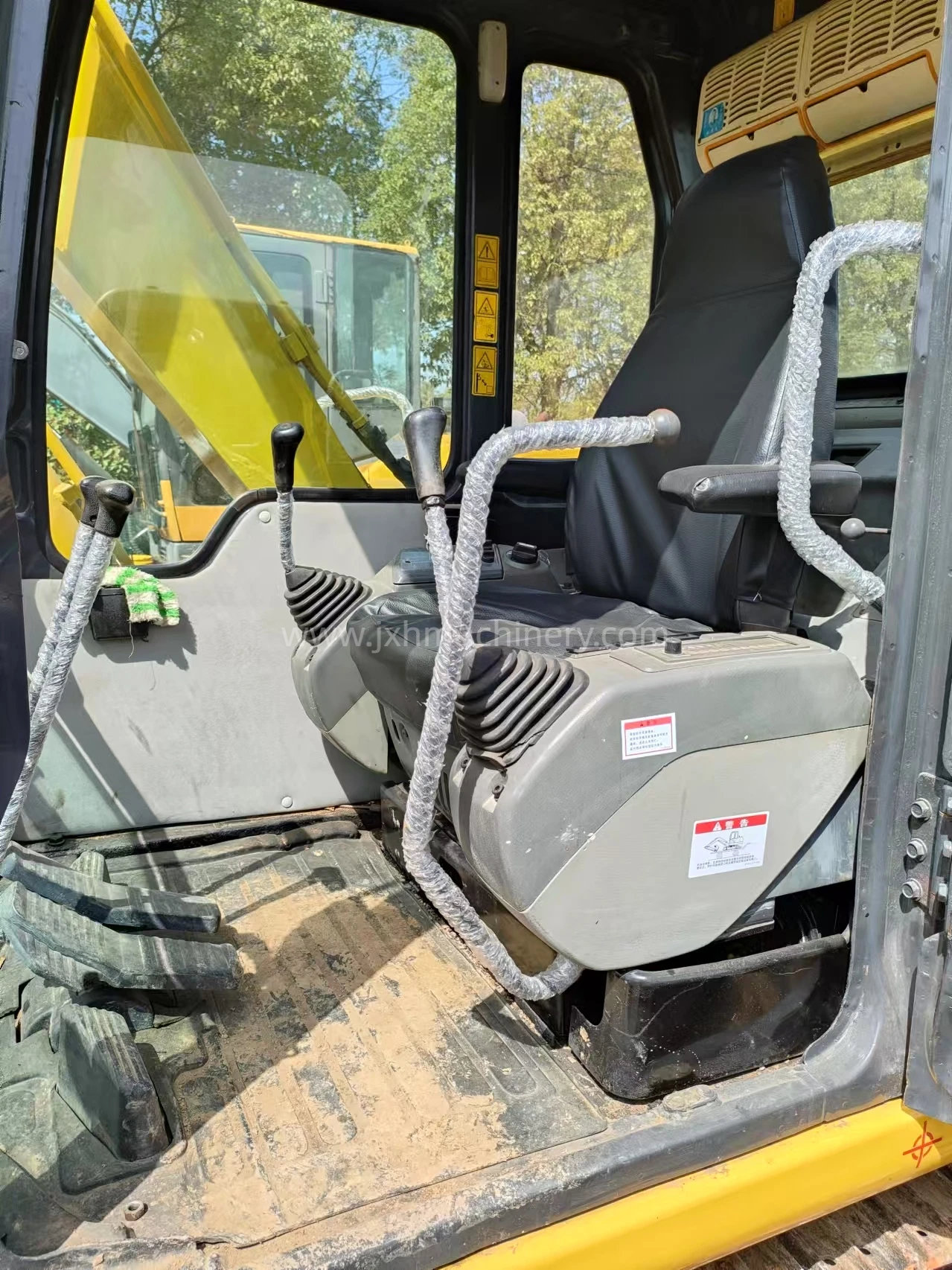 Komatsu PC60 Crawler Excavator - Image 5
